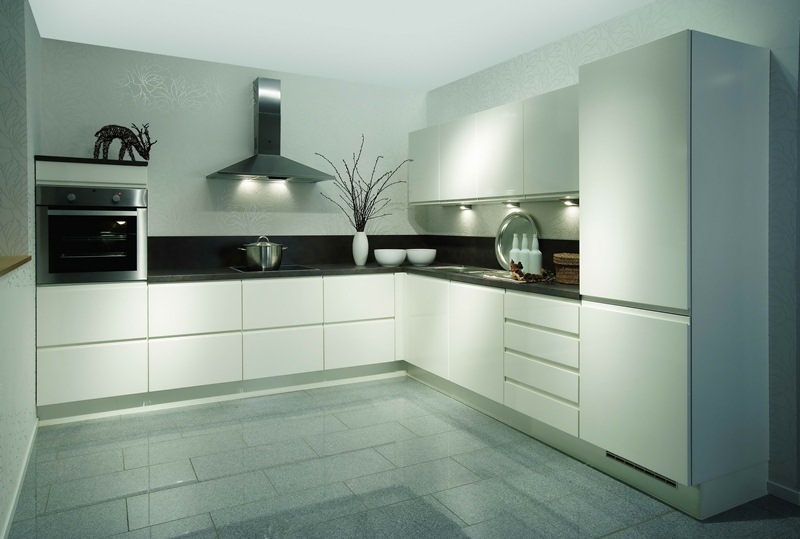 Кухонный гарнитур фото дизайн угловые современные в светлых тонах фото